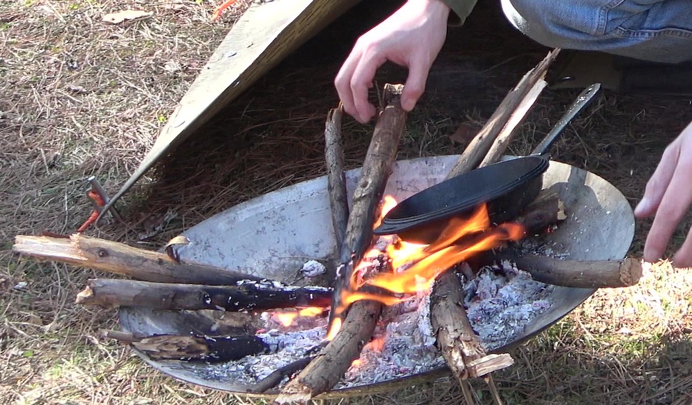 スター型に薪を並べての焚き火。少しずつ薪を中央に寄せていく。