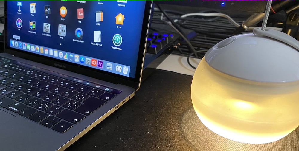 MacBook Proの隣でやわらかな光を放つスノーピークのほおづき